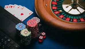 Antarmuka permainan paito togel menampilkan berbagai kategori slot dan live-dealer games