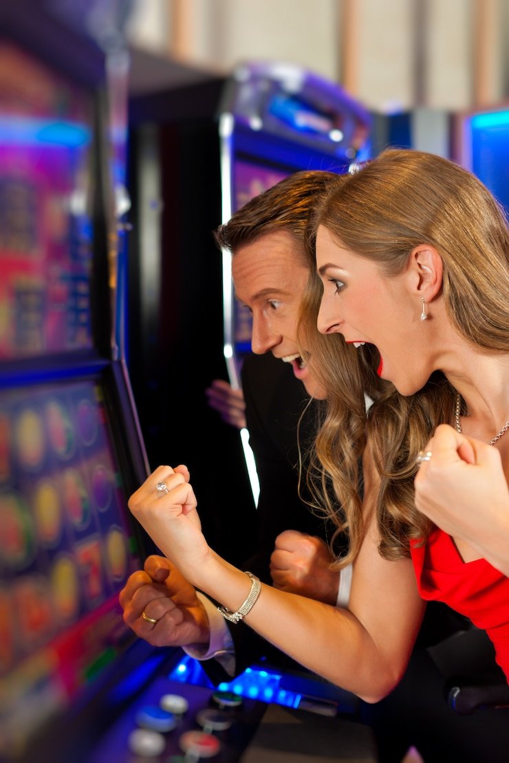 Layar fitur putaran gratis Jurassic Kingdom dengan simbol Scatter yang bersinar di paito togel